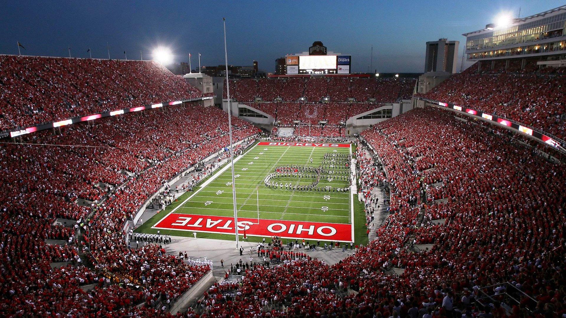 球迷过激言论引骚动 科林斯冷静应对避免赛场冲突升级